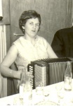 1960er - Marie Schmidt mit Schifferklavier